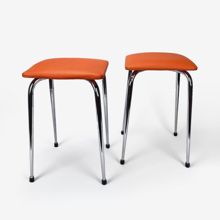 Duo de tabourets en Skaï orange et pieds inox