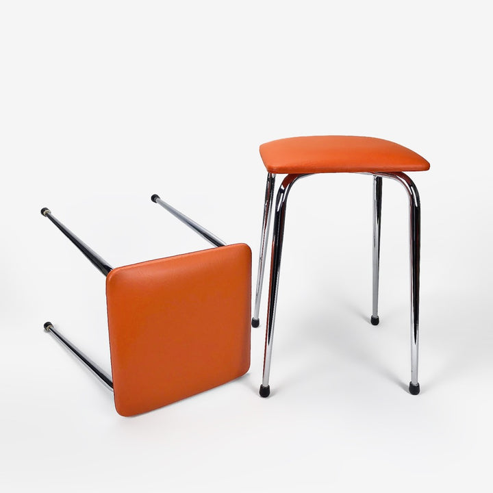 Duo de tabourets en Skaï orange et pieds inox