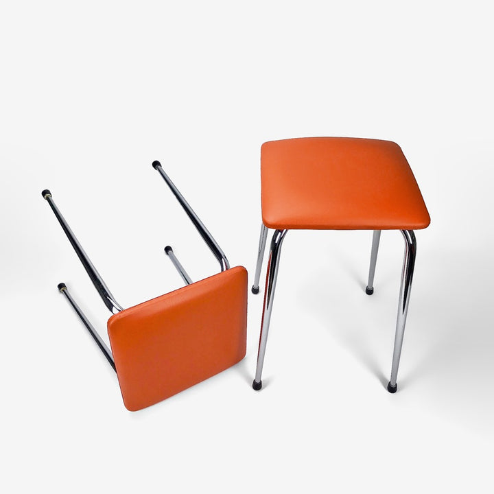 Duo de tabourets en Skaï orange et pieds inox