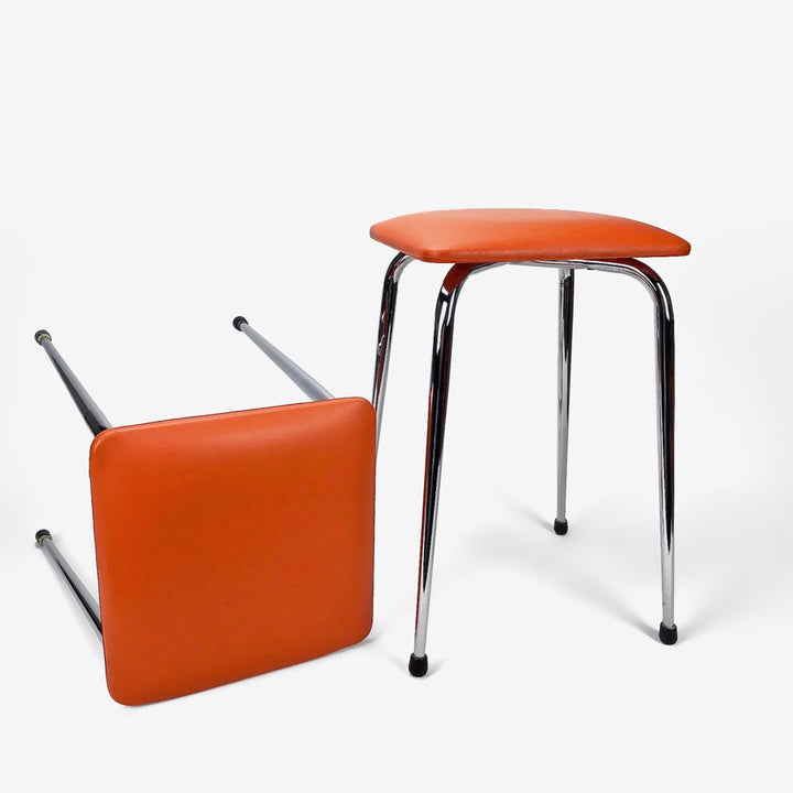 Duo de tabourets en Skaï orange et pieds inox