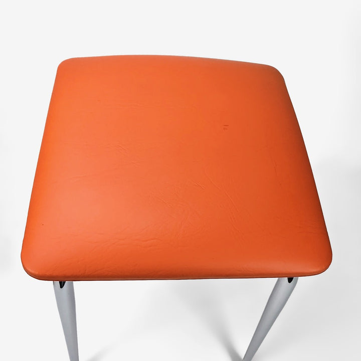 Duo de tabourets en Skaï orange et pieds inox
