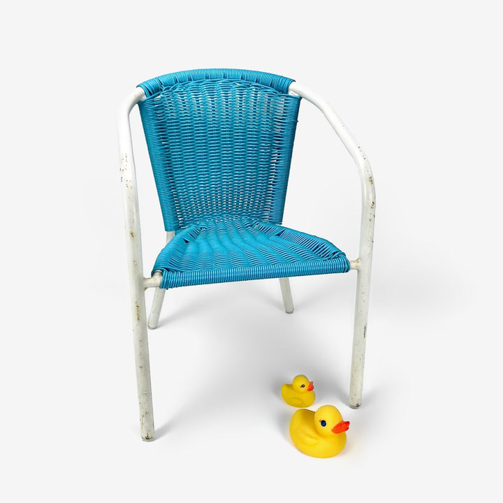 Fauteuil enfant en métal blanc et scoubidou bleu turquoise