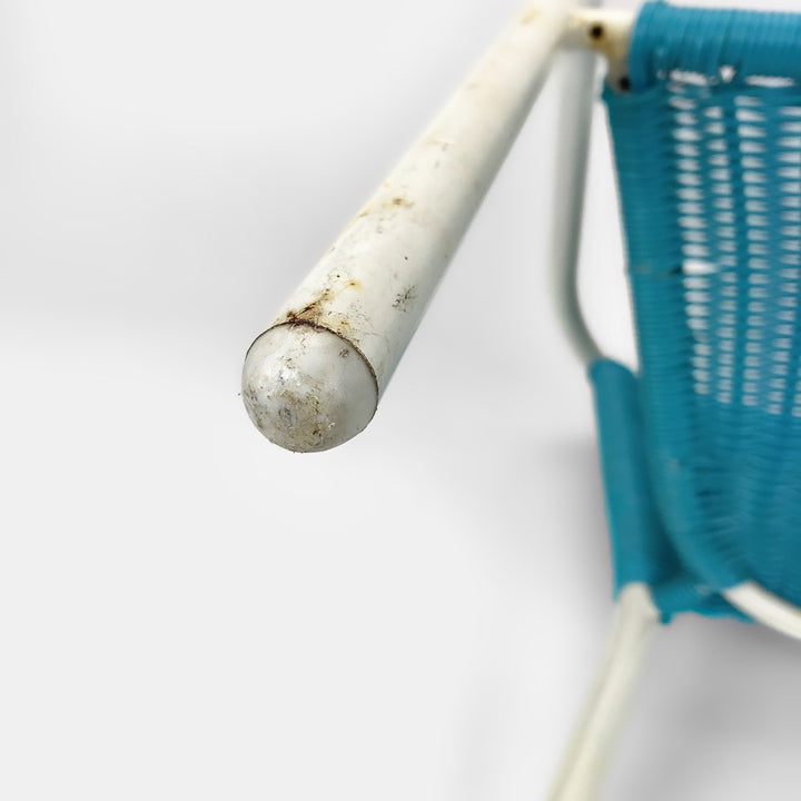Fauteuil enfant en métal blanc et scoubidou bleu turquoise