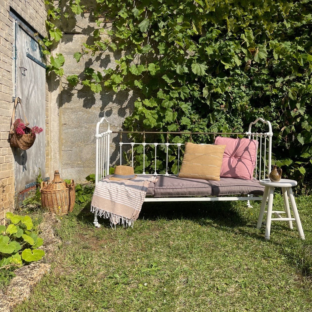 Ancien lit d'enfant banquette en fer forgé et laiton