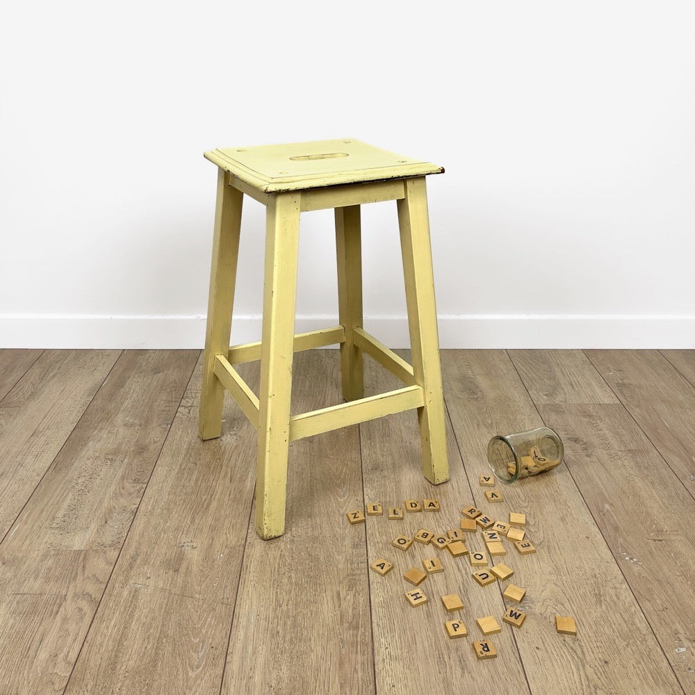 Tabouret d'atelier à fente jaune