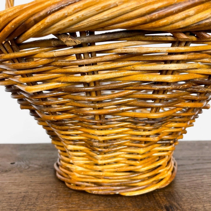 Panier à champignon conique en osier tissé