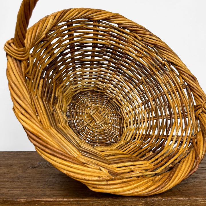 Panier à champignon conique en osier tissé