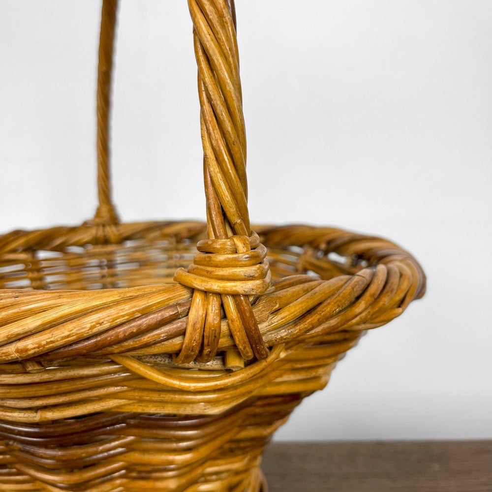 Panier à champignon conique en osier tissé