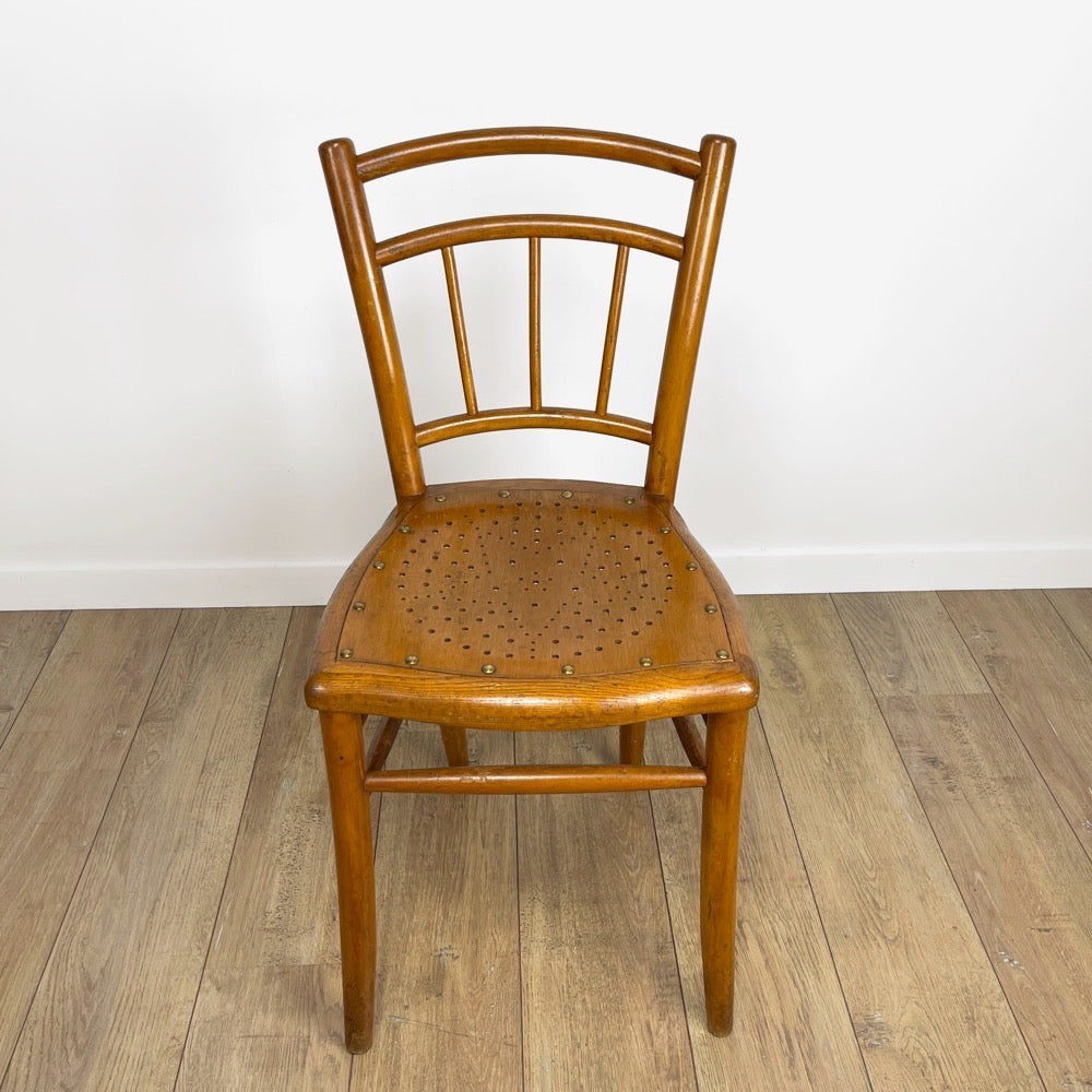 Paire de chaises bistrot bois courbé et assise cloutée et perforée