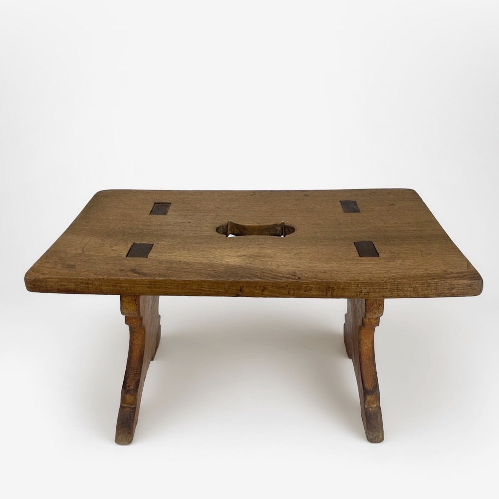 Petit banc marchepied ancien à fente