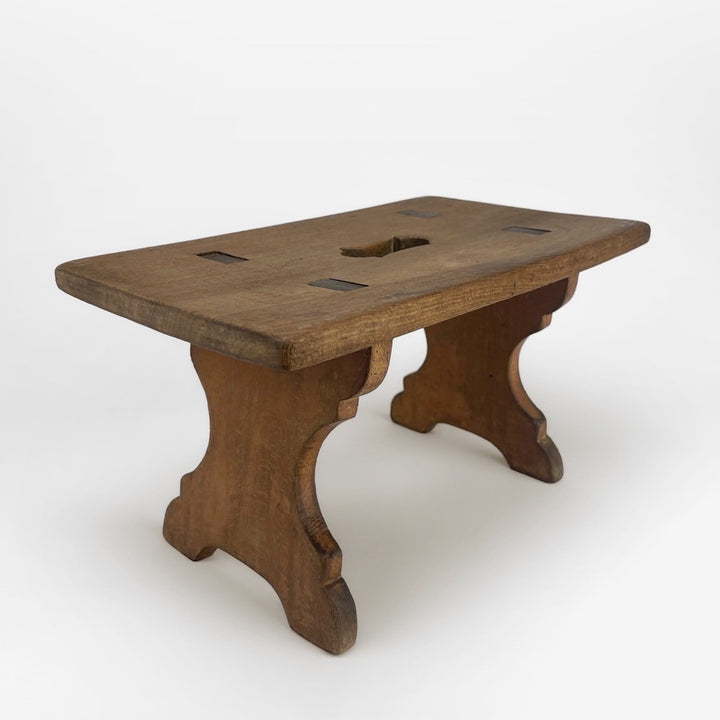 Petit banc marchepied ancien à fente