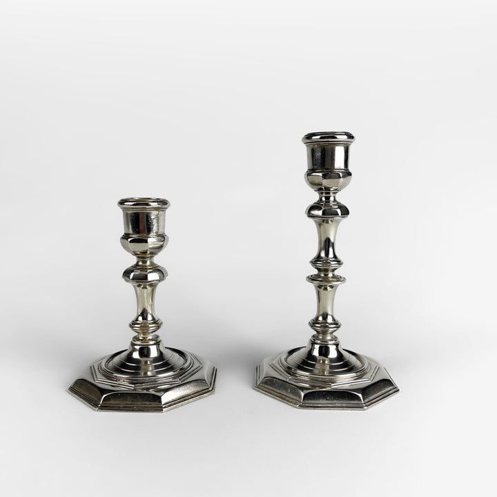 Paire de chandeliers Art-Déco en métal argenté