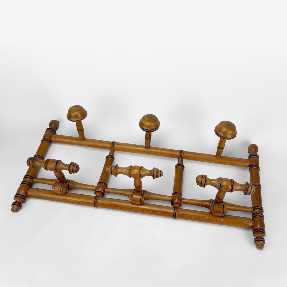Ancien porte-manteaux en cadre à patères fixes et mobiles