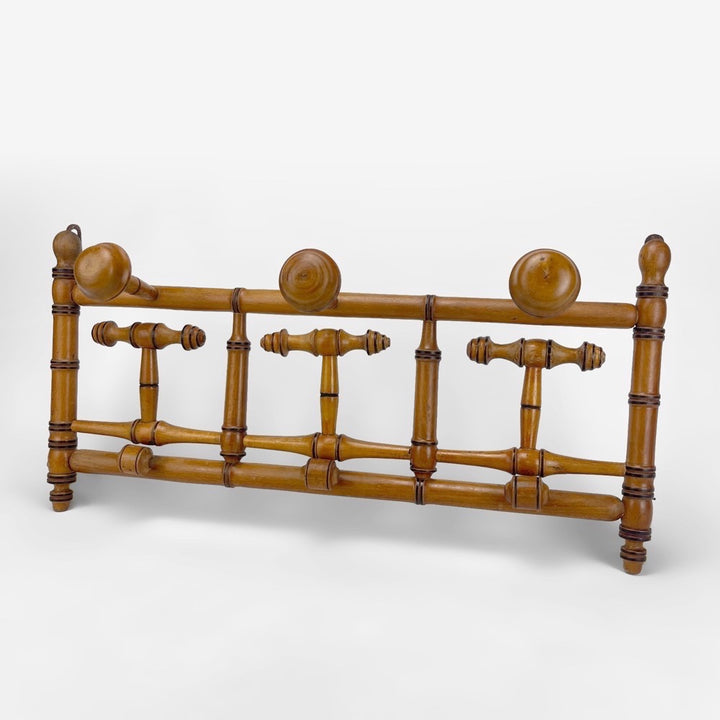 Ancien porte-manteaux en cadre à patères fixes et mobiles