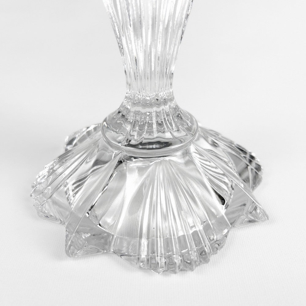 Paire de bougeoirs en verre moulé