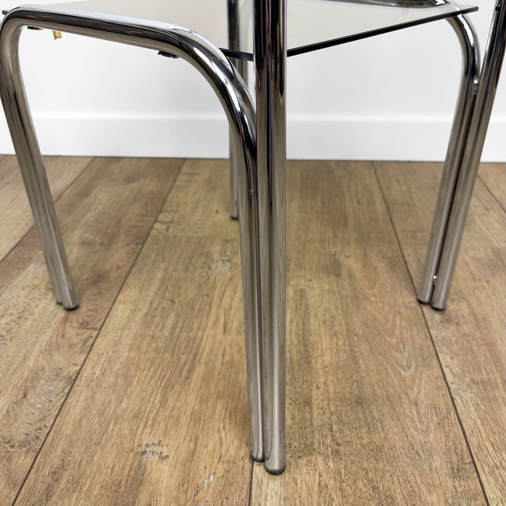 Table d'appoint en métal chrome et verre Table d'appoint en métal chrome et verre