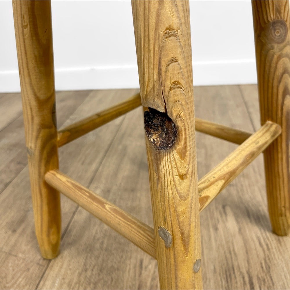 Tabouret en bois brut