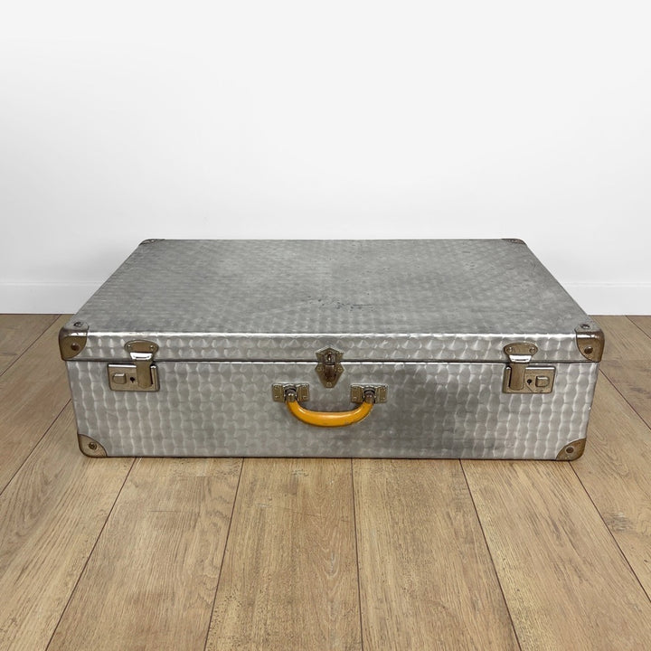 Grande valise vintage en aluminium bouchonné