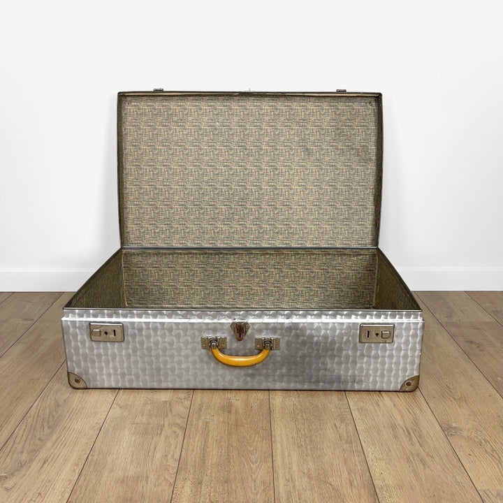 Grande valise vintage en aluminium bouchonné