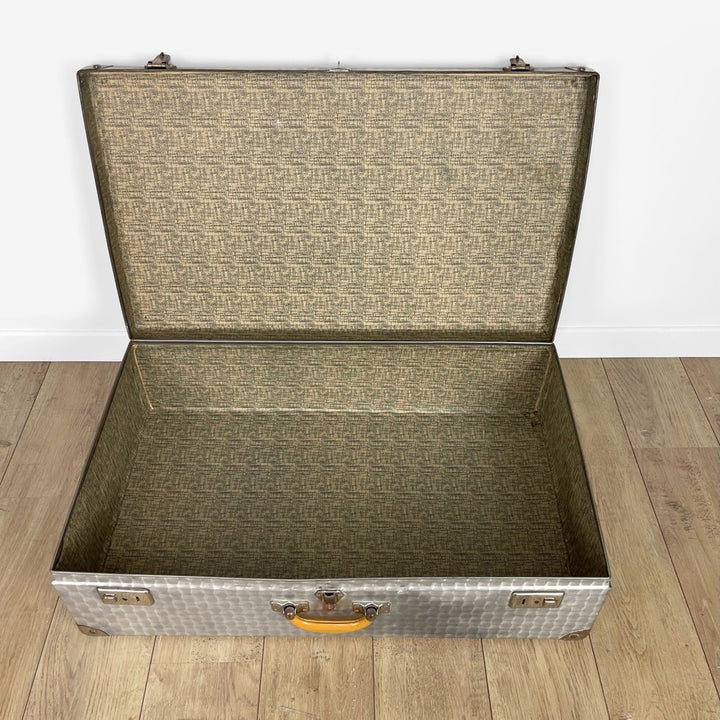 Grande valise vintage en aluminium bouchonné