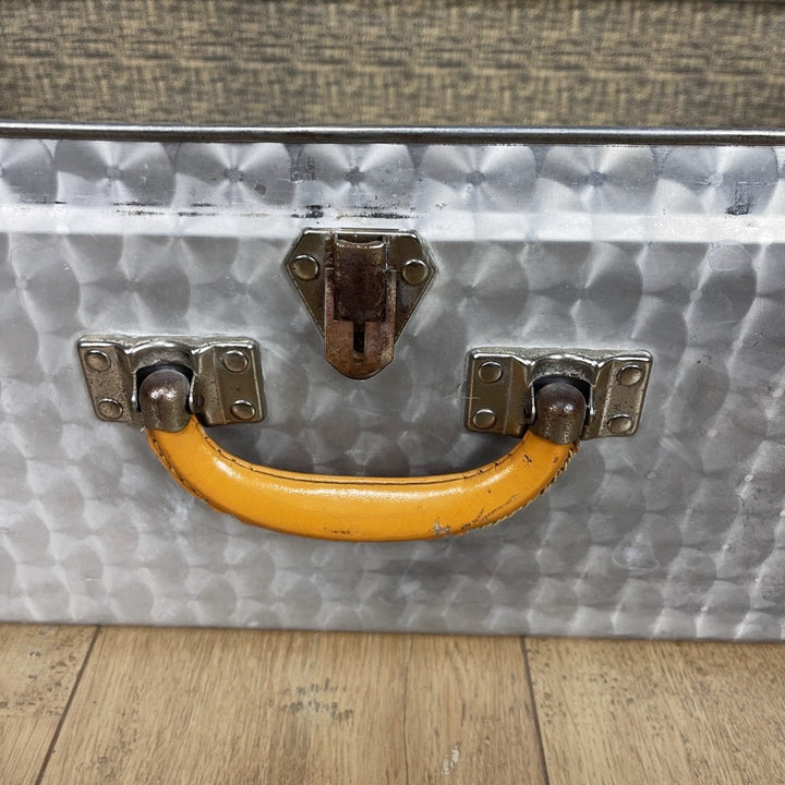 Grande valise vintage en aluminium bouchonné