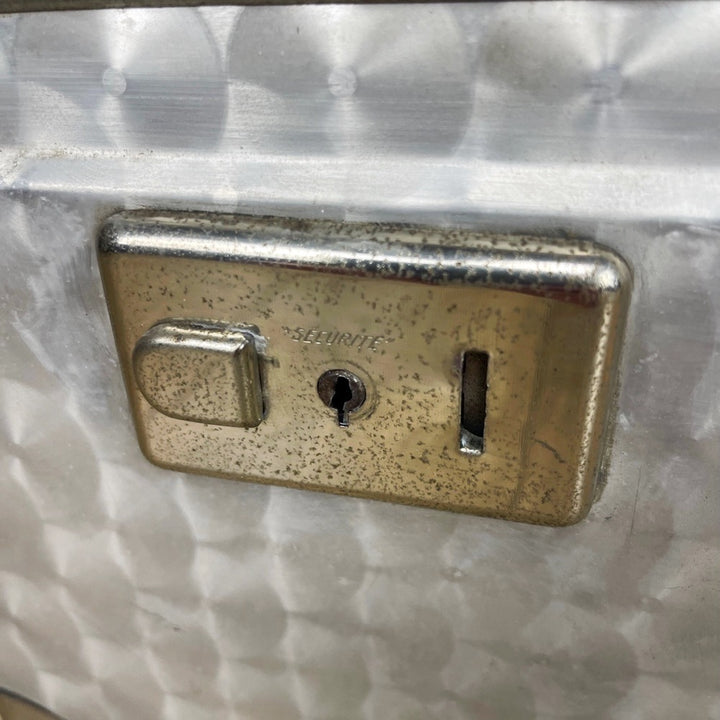 Grande valise vintage en aluminium bouchonné