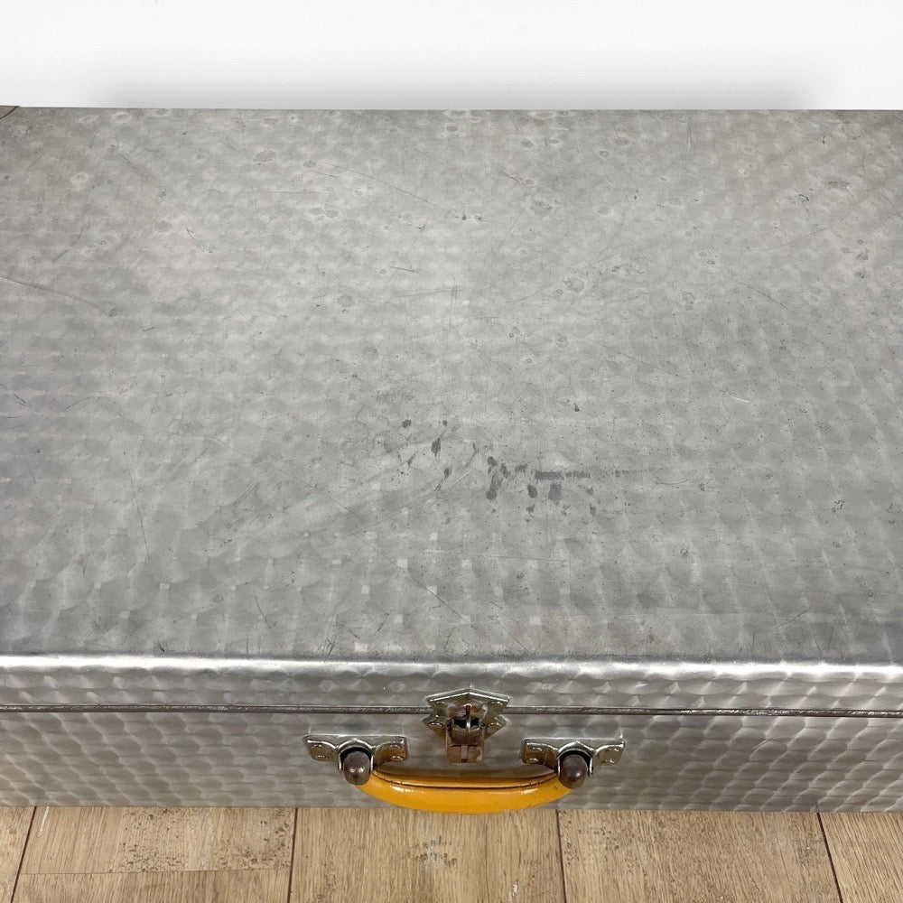 Grande valise vintage en aluminium bouchonné