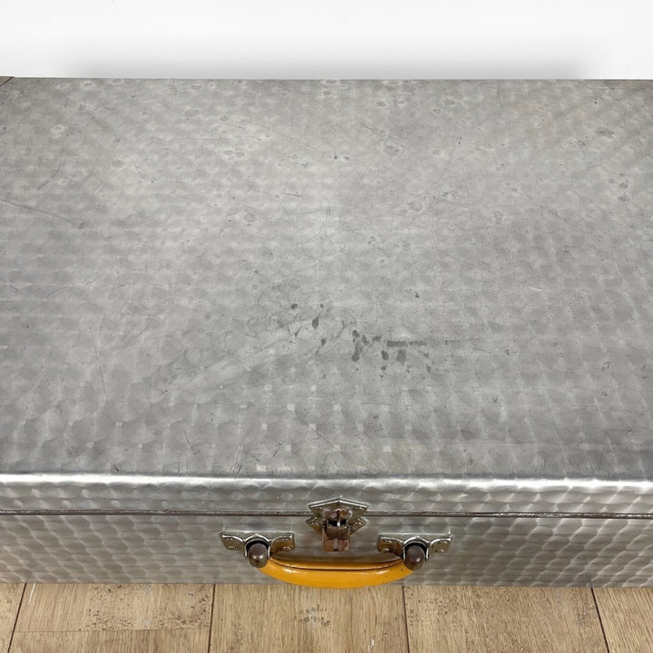Grande valise vintage en aluminium bouchonné