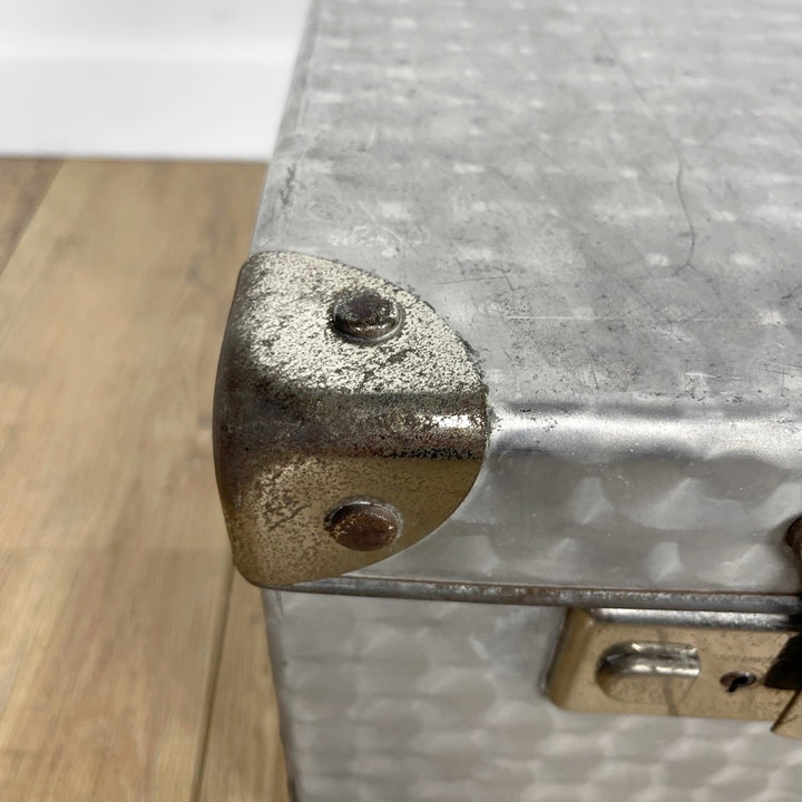 Grande valise vintage en aluminium bouchonné