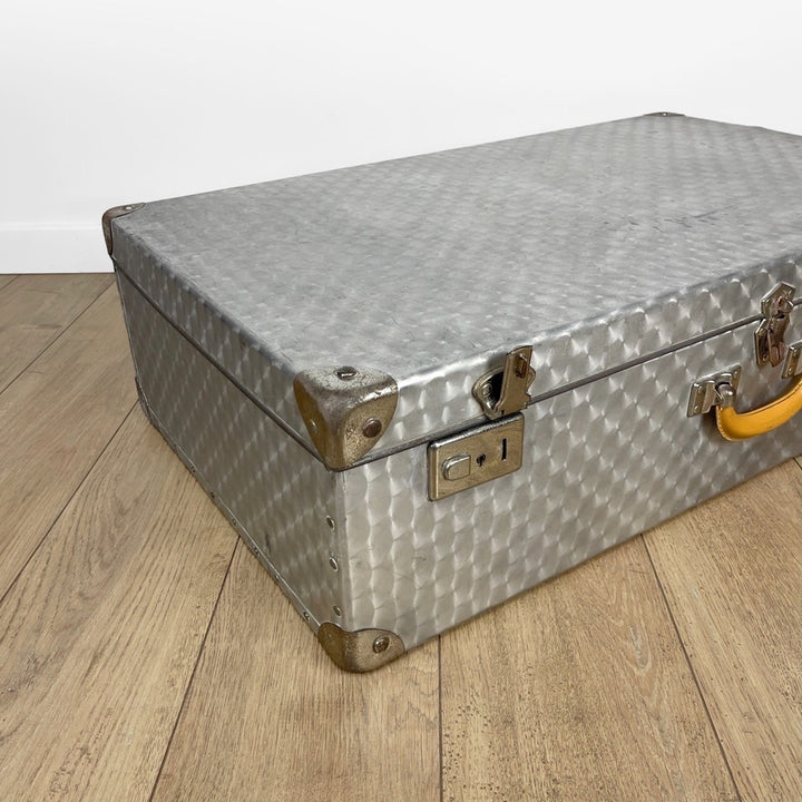 Grande valise vintage en aluminium bouchonné