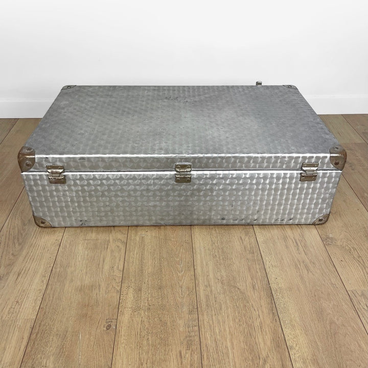 Grande valise vintage en aluminium bouchonné
