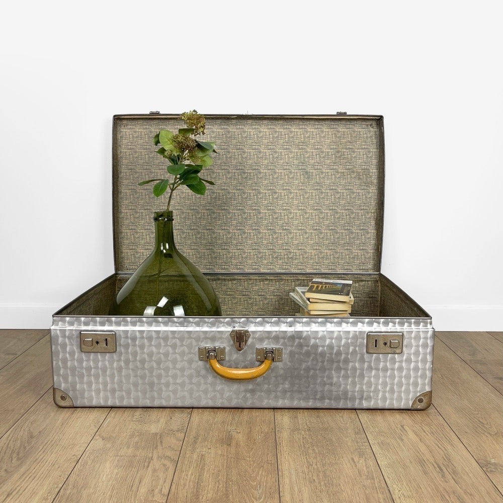 Grande valise vintage en aluminium bouchonné