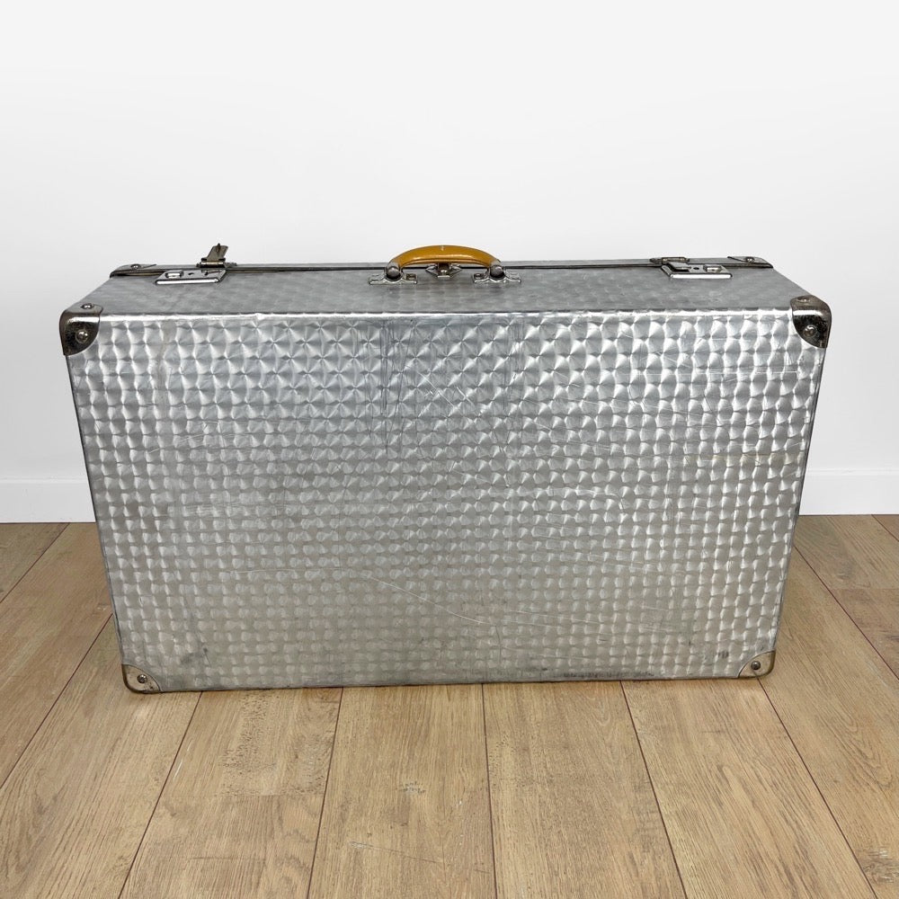 Grande valise vintage en aluminium bouchonné