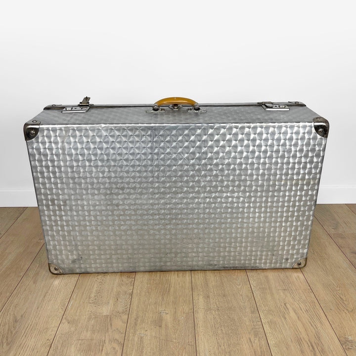 Grande valise vintage en aluminium bouchonné