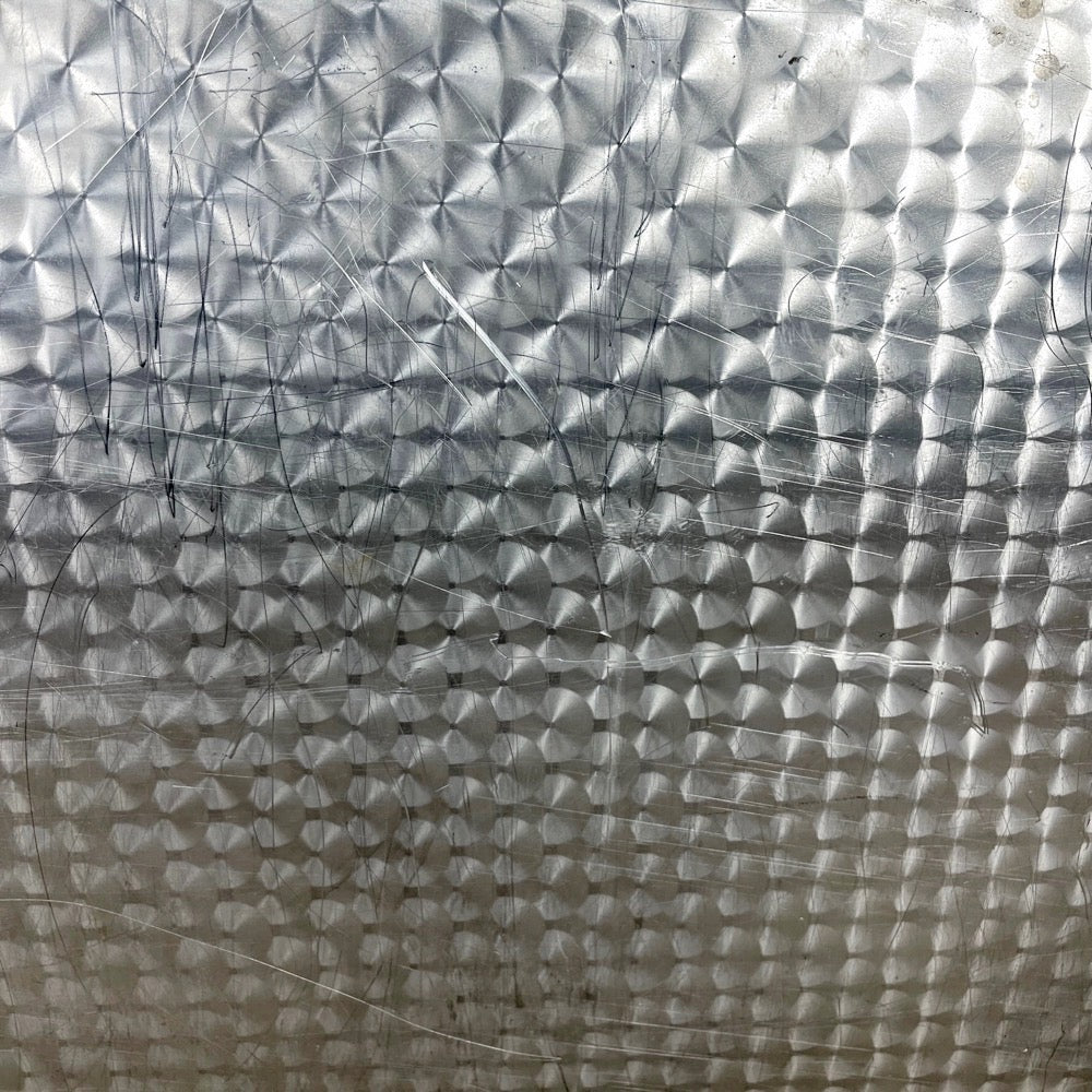 Grande valise vintage en aluminium bouchonné