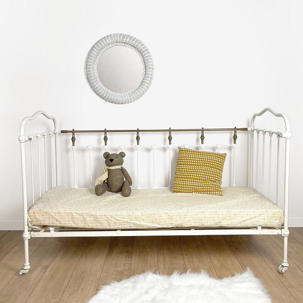 Ancien lit d'enfant banquette en fer forgé et laiton