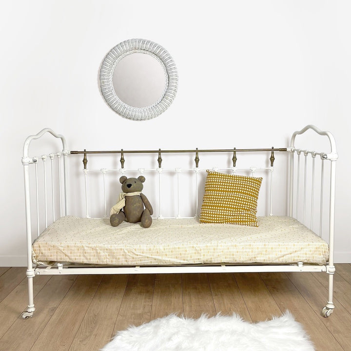 Ancien lit d'enfant banquette en fer forgé et laiton