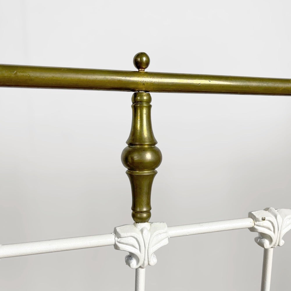 Ancien lit d'enfant banquette en fer forgé et laiton