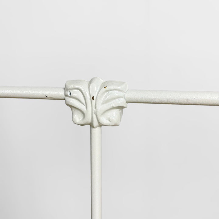 Ancien lit d'enfant banquette en fer forgé et laiton