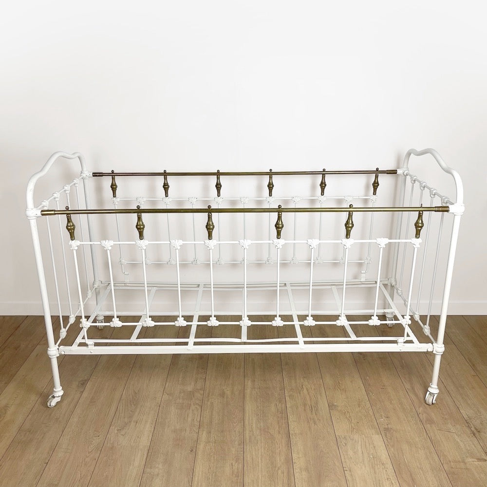 Ancien lit d'enfant banquette en fer forgé et laiton