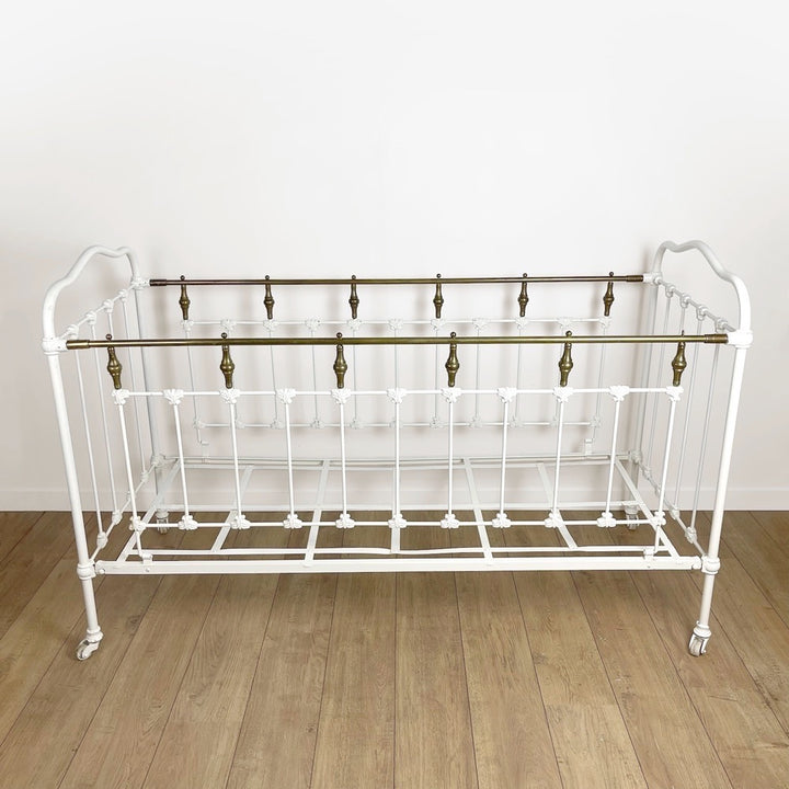 Ancien lit d'enfant banquette en fer forgé et laiton