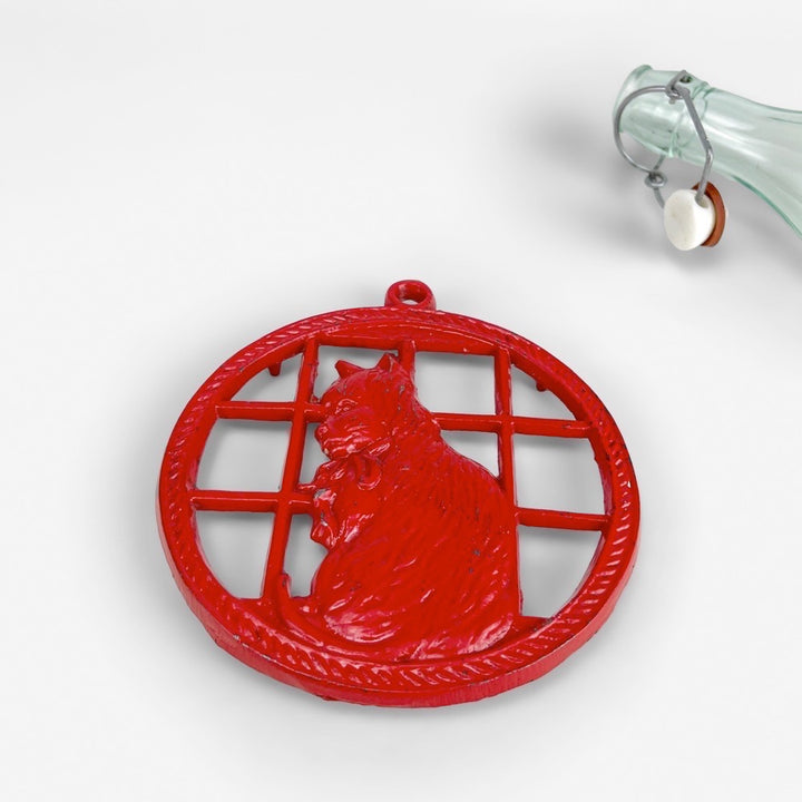 Dessous de plat rouge en fonte décor chat