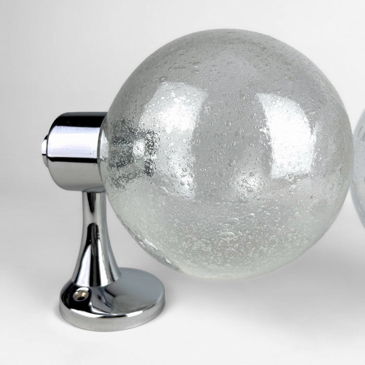 Paire d'appliques boules murales chrome et verre bullé vintage