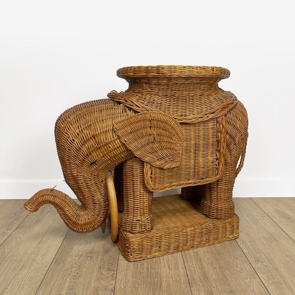 Table d'appoint éléphant en osier tressé années 70