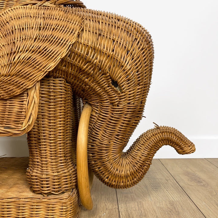 Table d'appoint éléphant en osier tressé années 70