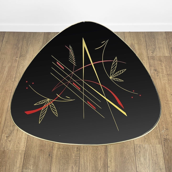 Table basse tripode motifs graphiques noirs et rouges