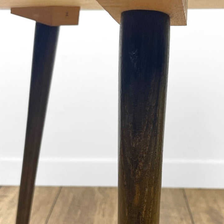 Table basse tripode motifs graphiques noirs et rouges